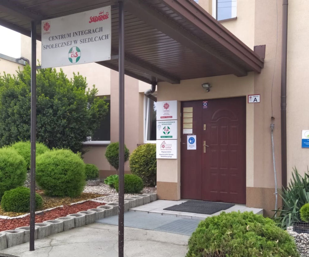Wejście do głównej siedziby Caritas w Siedlcach przy ul. Budowlanej