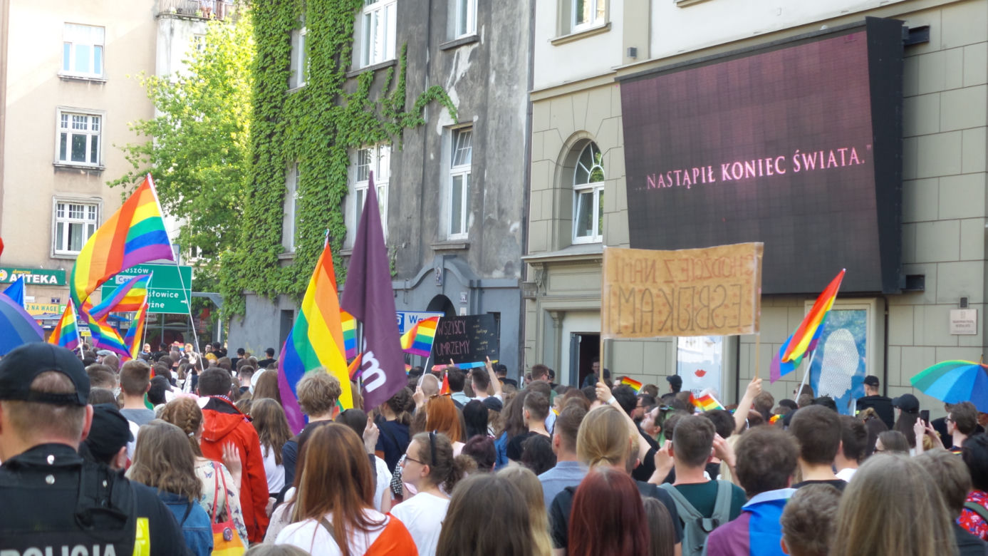 "Chcemy gorącego seksu, nie gorącej ziemi". Zobacz transparenty z Marszu Równości w Krakowie