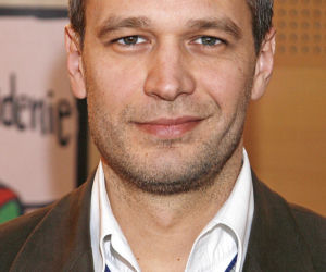 Michał Żebrowski od lat wciela się w Falkowicza w Na dobre i na złe. Już na początku kariery aktorskiej był bożyszczem kobiet [GALERIA]