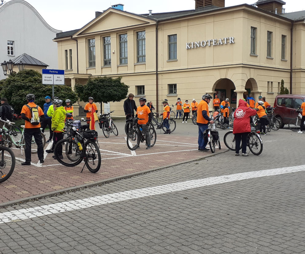 Pomarańczowi rowerzyści najechali zamek w Szymbarku