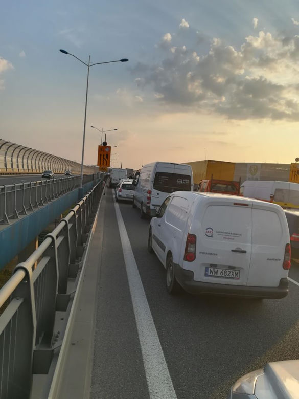Wypadek ciężarówki ze zbożem na Autostradowej Obwodnicy Wrocławia