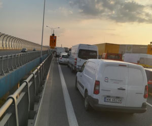 Wypadek ciężarówki ze zbożem na Autostradowej Obwodnicy Wrocławia