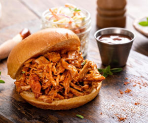 Sekret idealnego szarpanego kurczaka BBQ? Tego składnika nikt się nie spodziewa