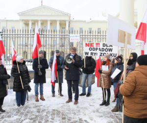 6500 ton toksycznych odpadów pod Warszawą. Mieszkańcy alarmują. „Żyjemy na tykającej bombie”