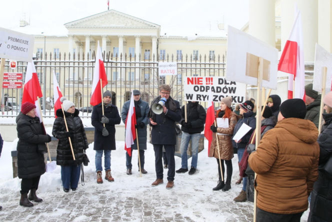 6500 ton toksycznych odpadów pod Warszawą. Mieszkańcy alarmują. „Żyjemy na tykającej bombie”