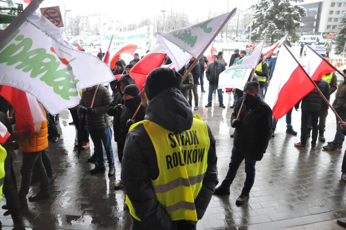 Protest rolników przed Urzędem Wojewódzkim w Kielcach