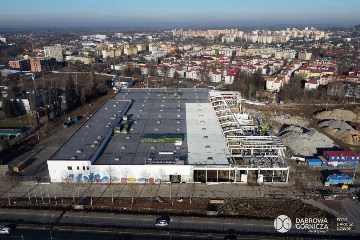 Przebudowa dawnego supermarketu na park handlowy w Dąbrowie Górniczej