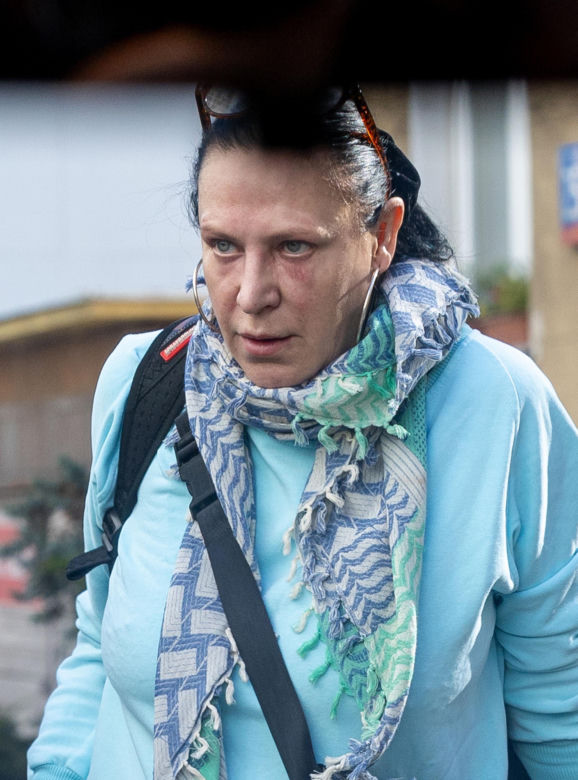 Zdyszana Kayah dźwiga sama
