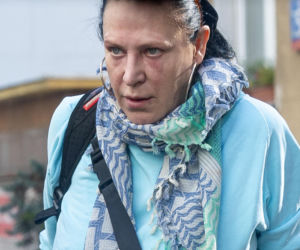 Zdyszana Kayah dźwiga sama