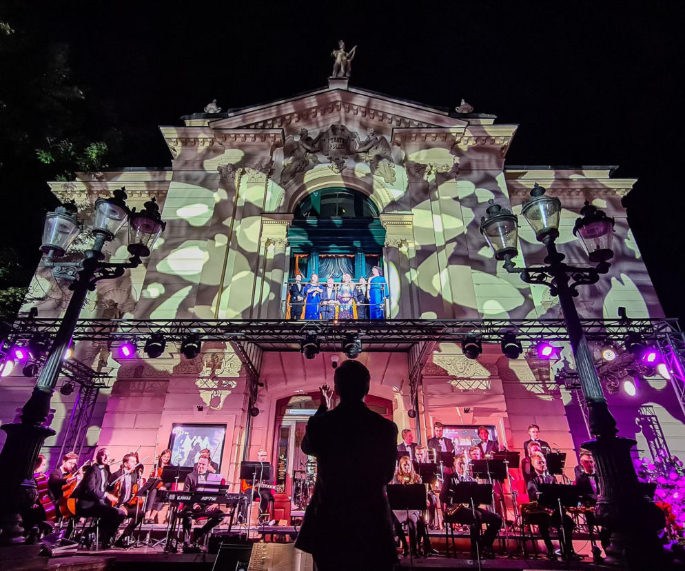 Koncert przed Teatrem Polskim w Bielsku-Białej. O atrakcjach stolicy kultury przeczytasz na SE.