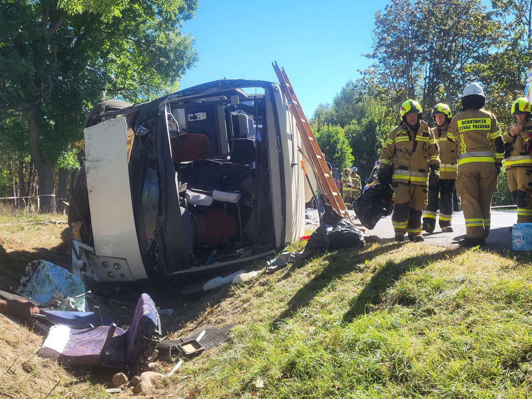 Wypadek autobusu rejsowego w miejscowości Piotrowina pod Kałuszynem. Droga zablokowana! 06.09.2022