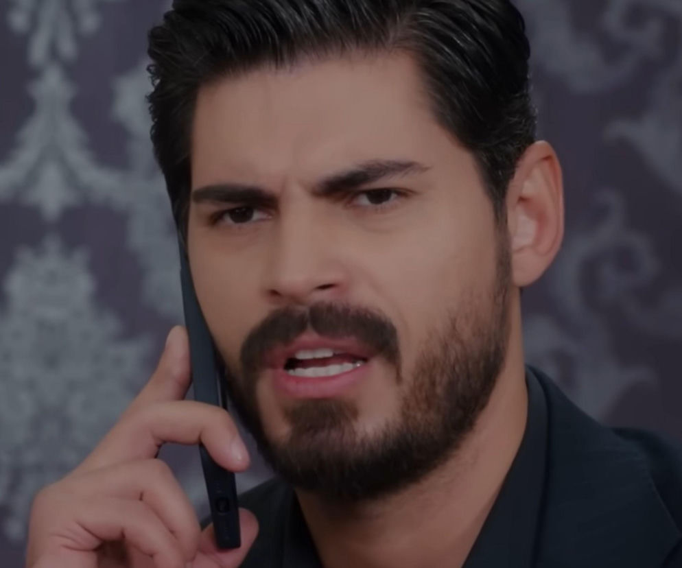 Cihan z serialu Panna młoda rozmawia przez telefon z przejętą miną. O losach bohaterów przeczytasz w serwisie Eska.