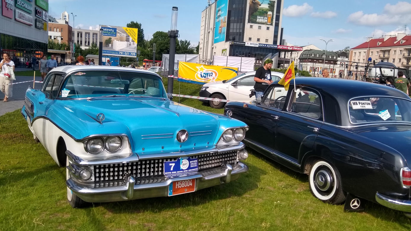 15. Białostocki Rajd Moto Retro. Wystawa samochodów przed Galerią Jurowiecką [ZDJĘCIA]