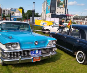 15. Białostocki Rajd Moto Retro. Wystawa samochodów przed Galerią Jurowiecką [ZDJĘCIA]