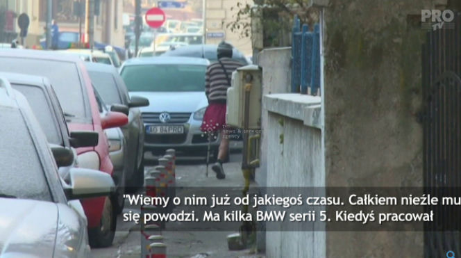 Żebrak z Rumunii ma 25 lat i trzy limuzyny BMW