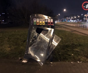Pijany kierowca ciężarówki staranował wszystko, co miał na drodze. 