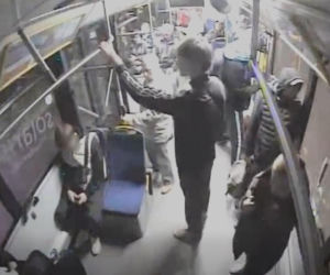 Pasażerowie musieli uciekać z autobusu! Elektryczny monocykl nagle zaczął dymić