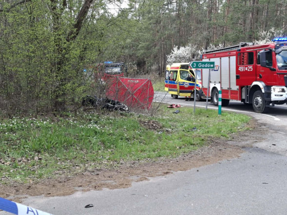 Tragiczny wypadek na DK42 pod Starachowicami! 20-latek zginął na miejscu [ZDJĘCIA]