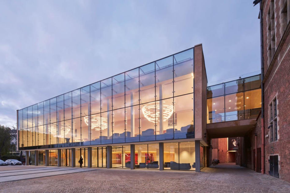 Nr 2/2024: Teatr Wybrzeże w Gdańsku, proj. Autorska Pracownia Architektoniczna – Jacek Bułat / Warsztat Architektury Pracownia Autorska Krzysztof Kozłowski