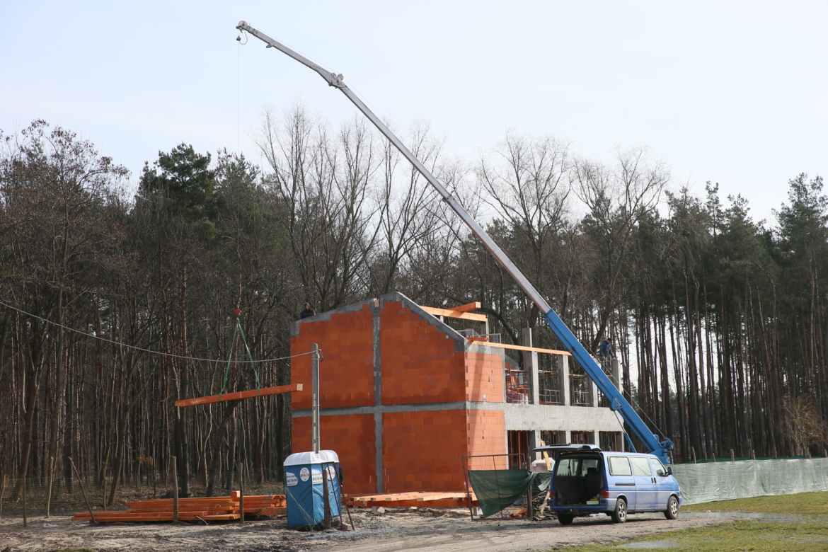 Awantura o budowę w parku w Sulejówku. Miała być mała kawiarenka, będzie duża restauracja