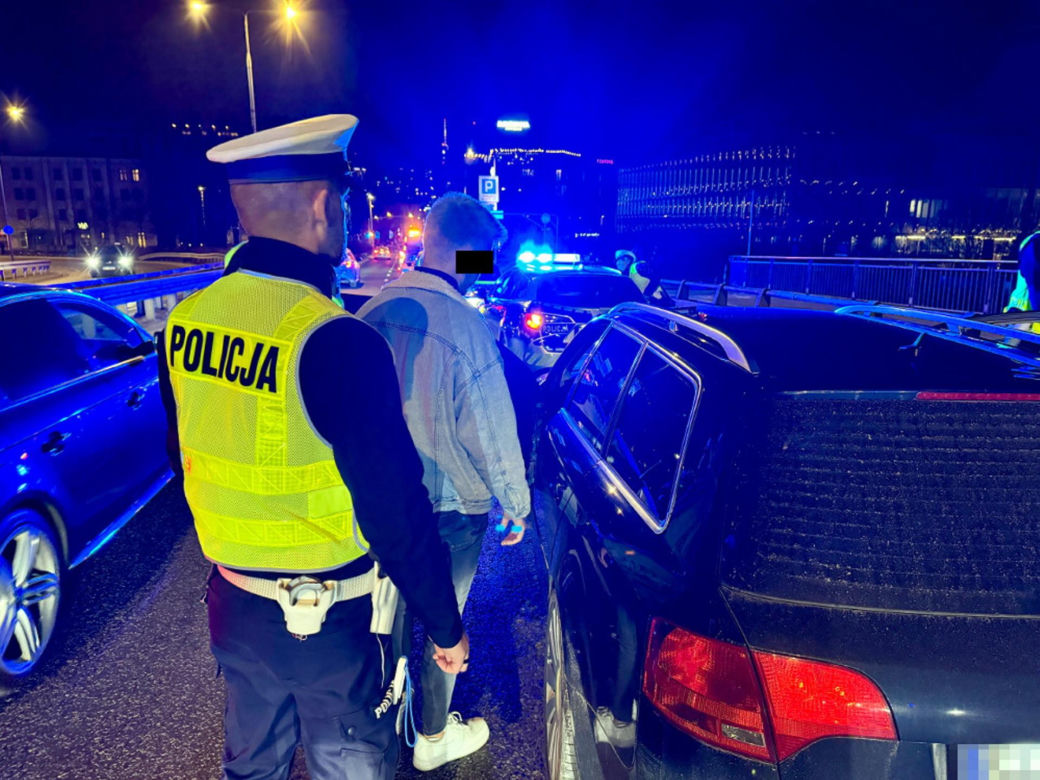 Zakazy, alkohol, poszukiwani. Kto tak naprawdę wozi nas po Warszawie?