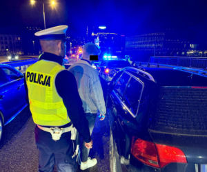 Zakazy, alkohol, poszukiwani. Kto tak naprawdę wozi nas po Warszawie?