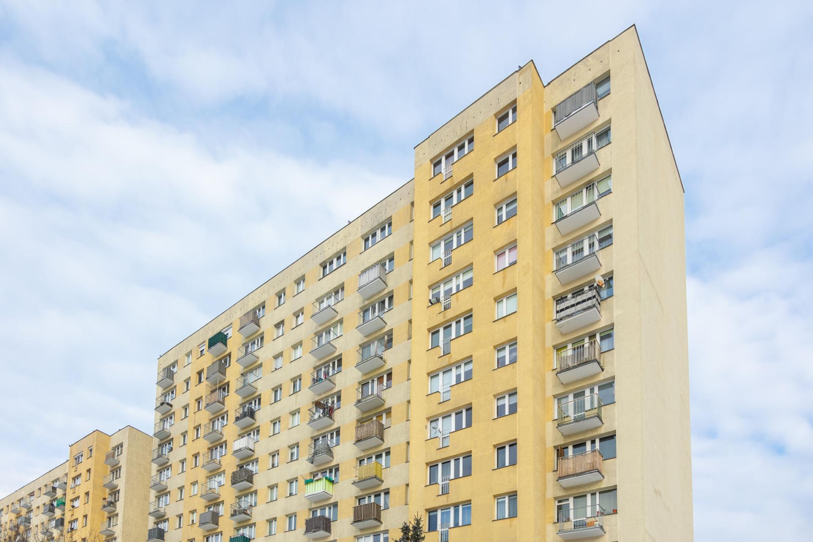 Blok z wielkiej płyty przy Marsylskiej 3 w Warszawie