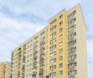 Blok z wielkiej płyty przy Marsylskiej 3 w Warszawie