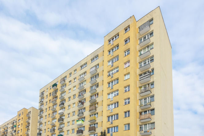 Blok z wielkiej płyty przy Marsylskiej 3 w Warszawie