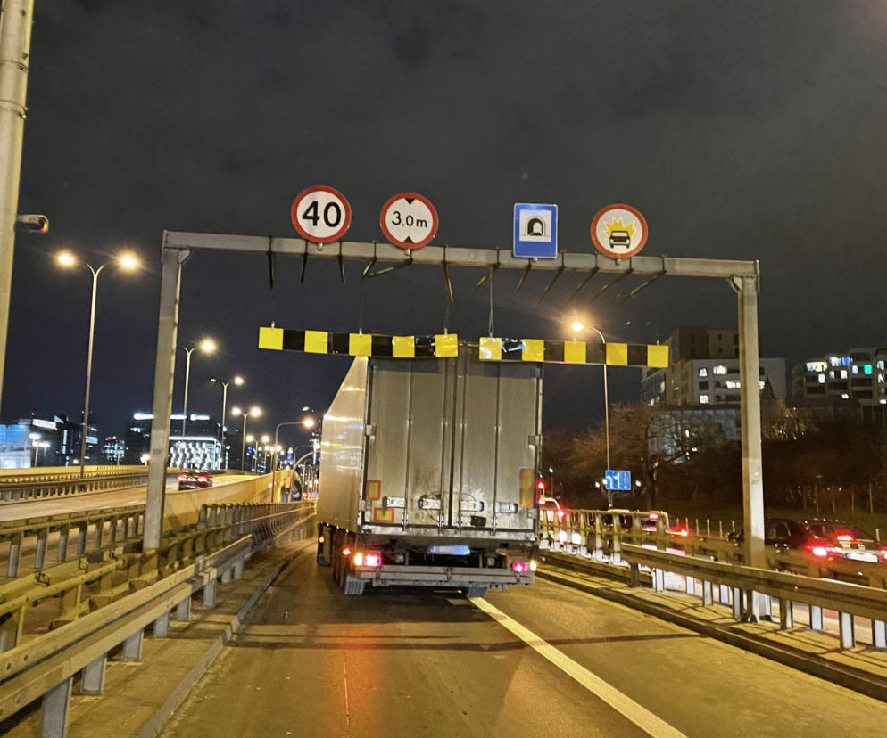 TIR próbował wjechać w tunel w Al. Jerozolimskich