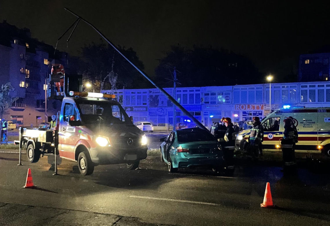 Nocna makabra na ulicach Warszawy. BMW ścięło latarnie. Egipskie ciemności na Grochowskiej