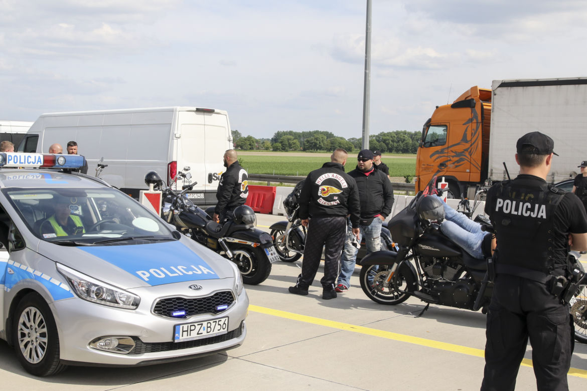 Policjanci pilnują gangu na motocyklach