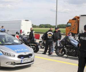 Policjanci pilnują gangu na motocyklach