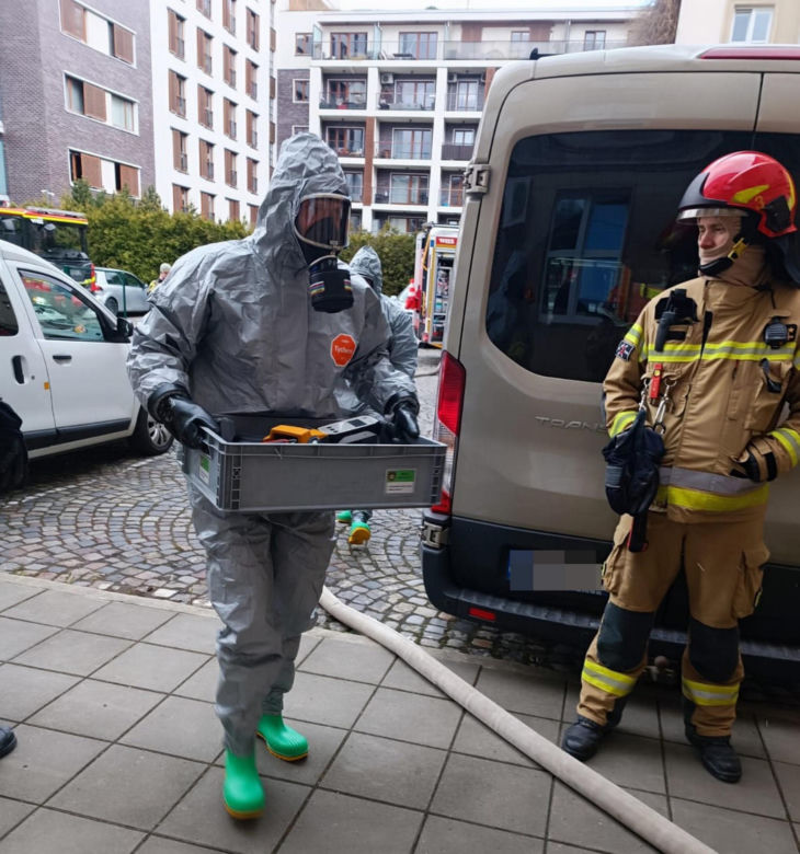 Dziwny incydent w szkole na Mokotowie. Rozgrzana do 400 st. C substancja i pilna ewakuacja szkoły