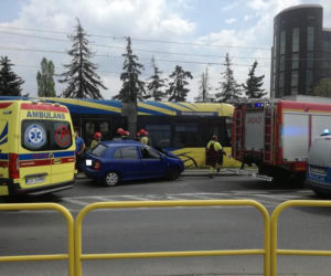 Wypadek niedaleko Dworca Wschodniego w Toruniu. Skoda uderzyła w tramwaj