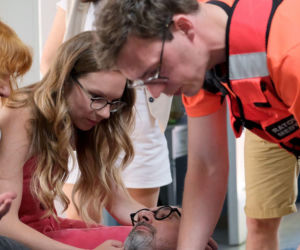 M jak miłość odc. 1901. Sylwia (Hanna Turnau), Adam Werner (Jacek Kopczyński), pani Ola (Ewa Kolasińska)