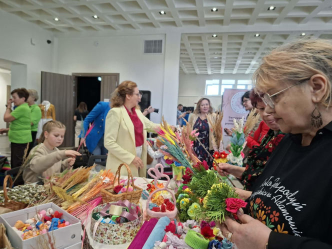 Starachowice tętnią tradycją! Trwa pierwszy Festiwal Kół Gospodyń i Gospodarzy Wiejskich „Lokalne pasje”