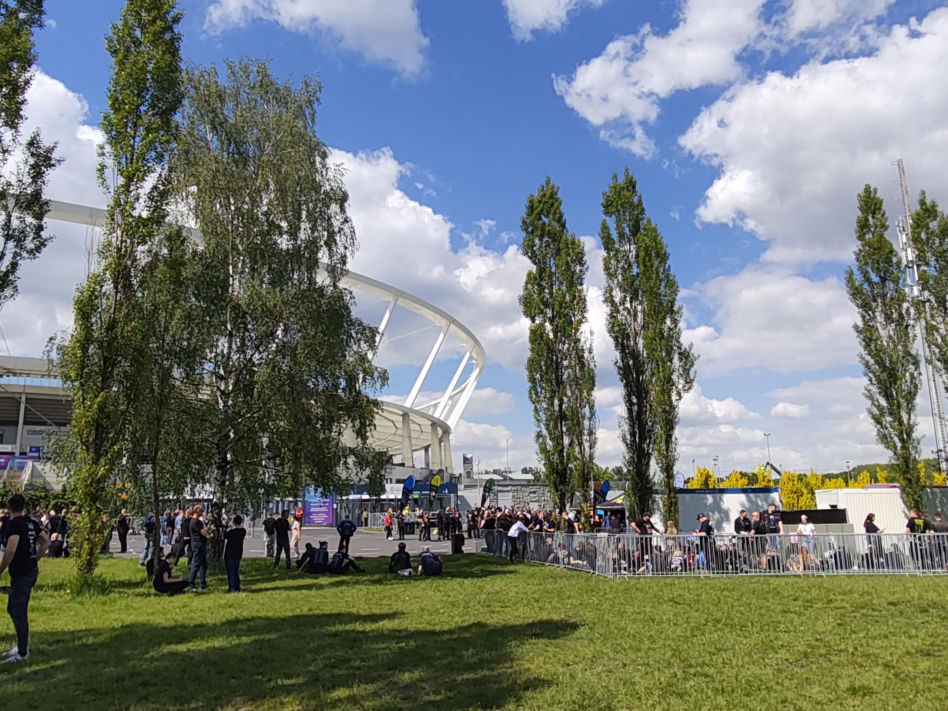 Długie kolejki i tłum fanów przed koncertem Metaliki