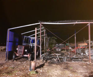 Groźny pożar w Wierzbicy. Ogień pojawił się pod blaszaną wiatą. Ranna jest jedna osoba