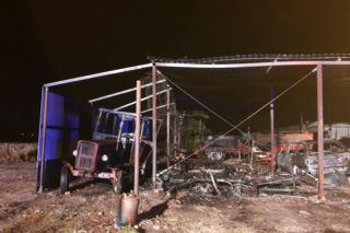 Groźny pożar w Wierzbicy. Ogień pojawił się pod blaszaną wiatą. Ranna jedna osoba [ZDJĘCIA]