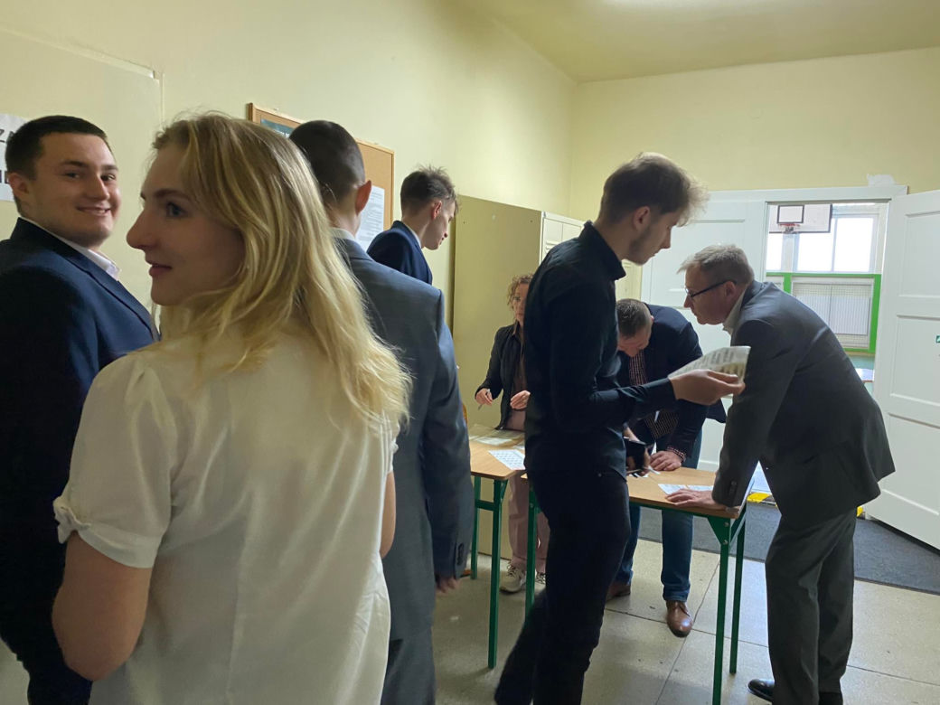 Matura 2023. Maturzyści podczas matury w LO VII w Zielonej Górze