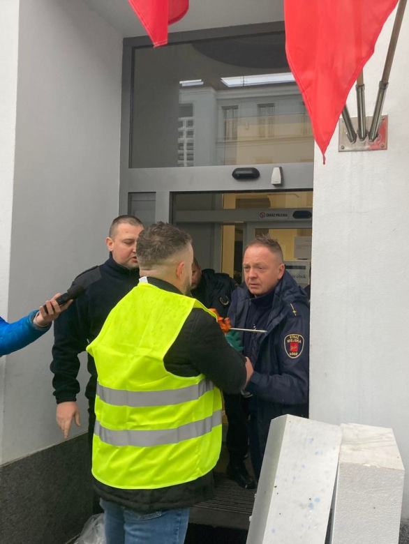 Radny próbował zamurować wejście do Urzędu Miasta Łodzi