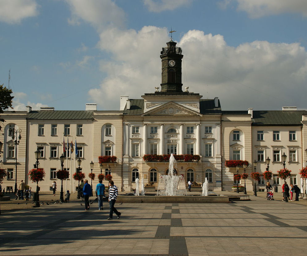 Płock. Flagi i hymn UE zamiast hejnału. W czyim imieniu zawiesi Pan flagi unijne? Nie wszystkich płocczan