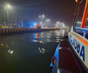 Mężczyzna wpadł do lodowatej wody. Temperatura ciała spadła do 29 stopni. Dramatyczna akcja ratunkowa