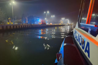 Mężczyzna wpadł do lodowatej wody. Temperatura ciała spadła do 29 stopni. Dramatyczna akcja ratunkowa
