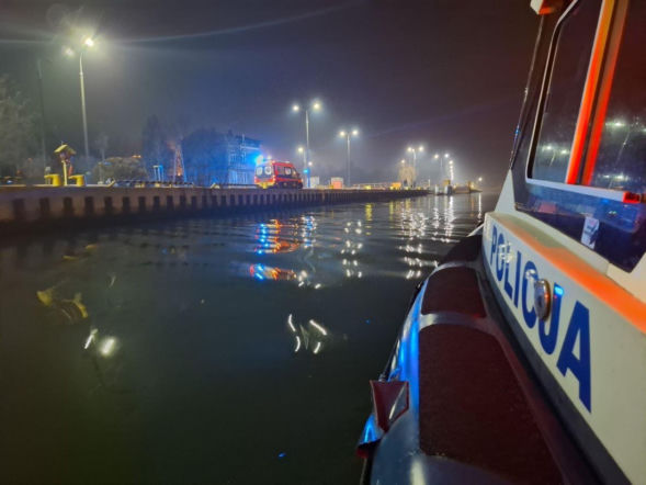Mężczyzna wpadł do lodowatej wody. Temperatura ciała spadła do 29 stopni. Dramatyczna akcja ratunkowa