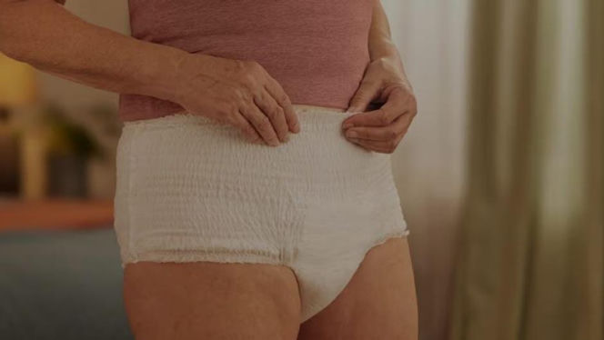 Jakie produkty chłonne wybrać dla osób częściowo mobilnych? Pieluchomajtki elastyczne na nietrzymanie moczu