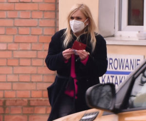 Monika Olejnik odwiedza grób rodziców