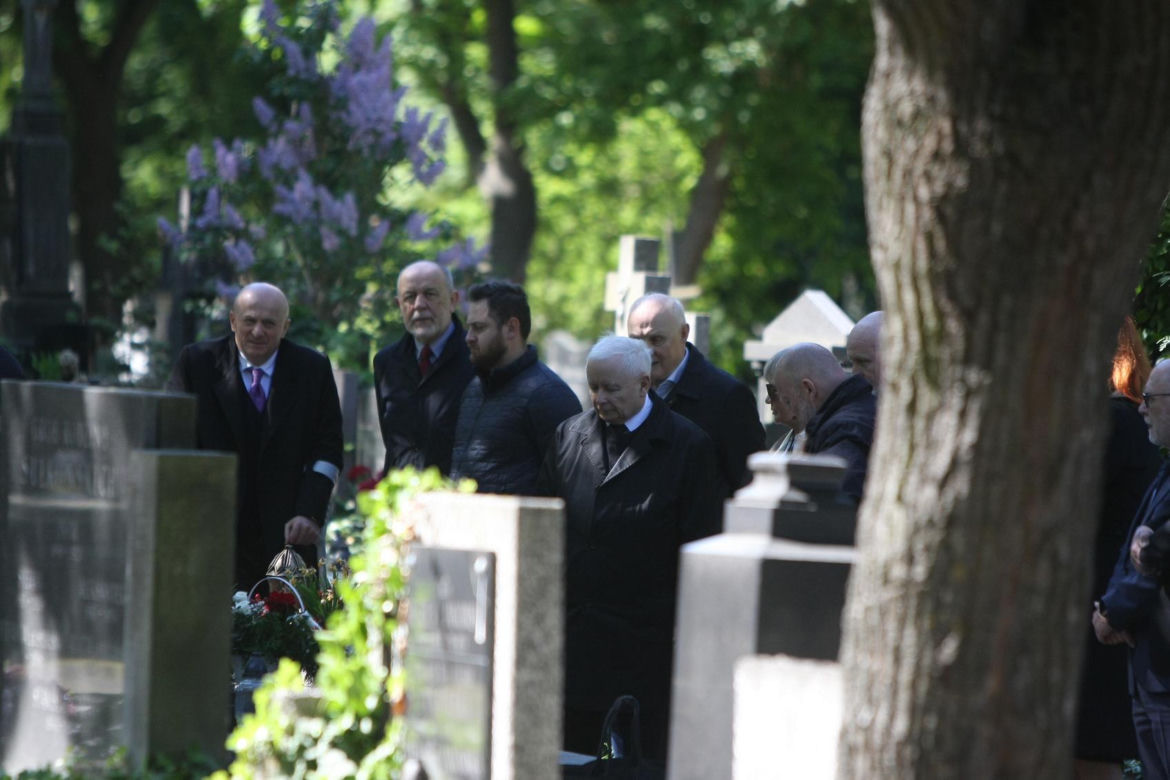 Jarosław Kaczyński na cmentarzu nie był sam. Pewna kobieta nie odstępowała go na krok