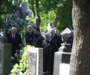 Jarosław Kaczyński na cmentarzu nie był sam. Pewna kobieta nie odstępowała go na krok